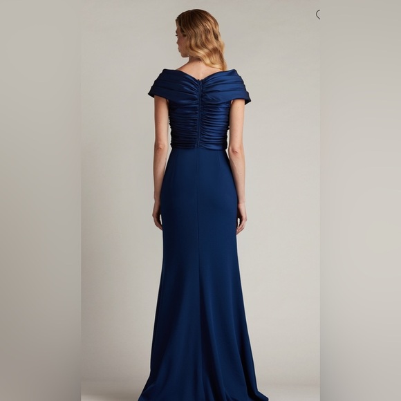 Tadashi Shoji BENZ PLEATED PORTRAIT COLLAR GOWN in blue size large. NWT - Picture 4 of 12